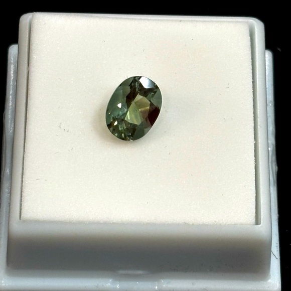 1.35CT Green Labradorite-Oval 9x7MM - Picture 1 of 10